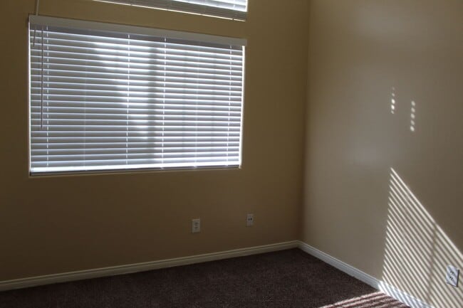 Building Photo - Silver Creek Home