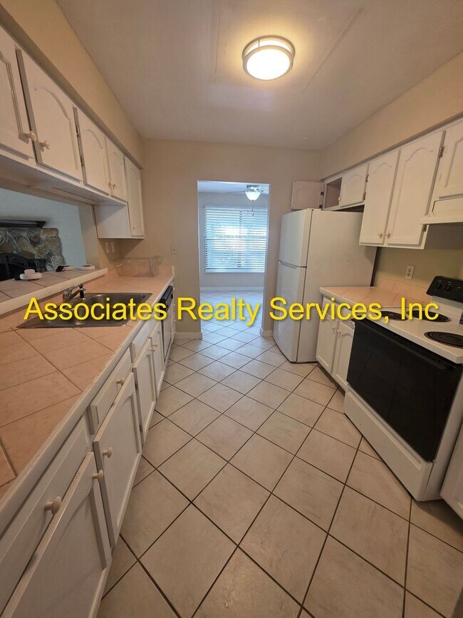 Building Photo - 3/2 North West!- 2 Weeks Free rent with im...