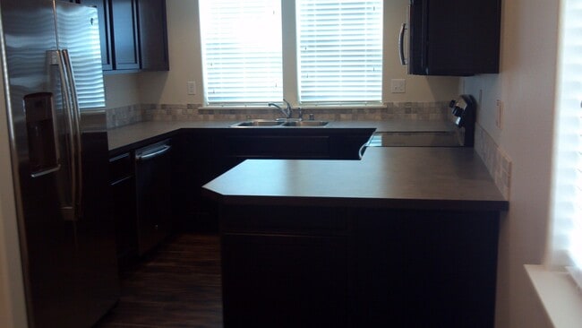 Building Photo - New carpet! Single Story Home with Fully Fenced Yard & Close to Shopping/Restaurants!