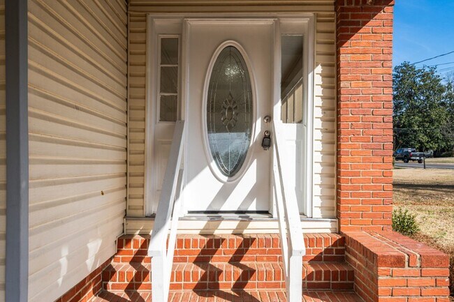 Building Photo - Beautifully Renovated Hueytown Gem – Spacious, Stylish & Move-In Ready!