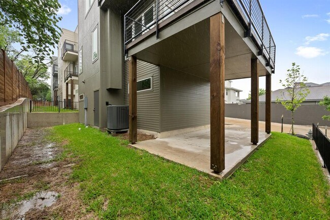 Building Photo - 2309 Montopolis Dr