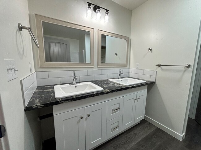 Building Photo - Powerline Townhomes