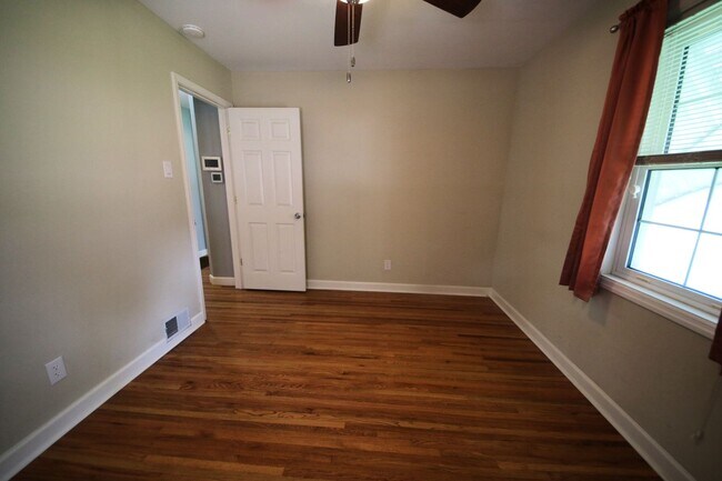 Building Photo - 4317 Sunshine Dr