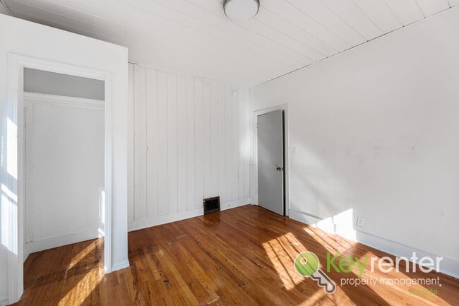 Building Photo - E Lewis St Duplex