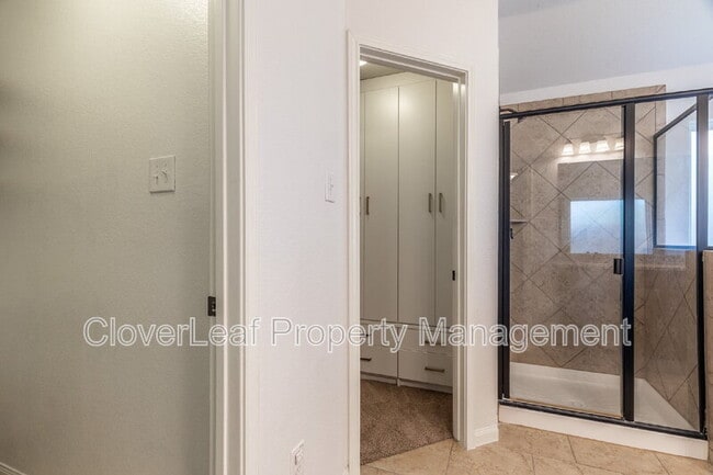 Building Photo - 8003 Oxbow Way