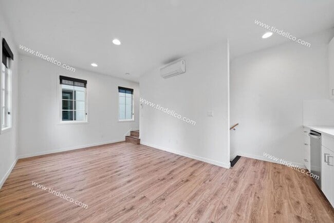 Building Photo - Light & Bright 2 Bedroom Townhome Apartment in the heart of Ladd's Addition - Pet Friendly with W...