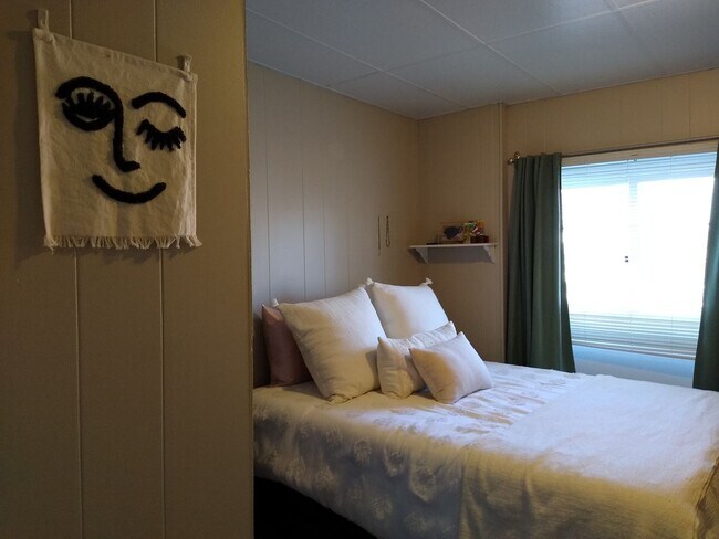 Building Photo - Highlands 1 Bedroom 1 Bath w/ Yard and Laundry!