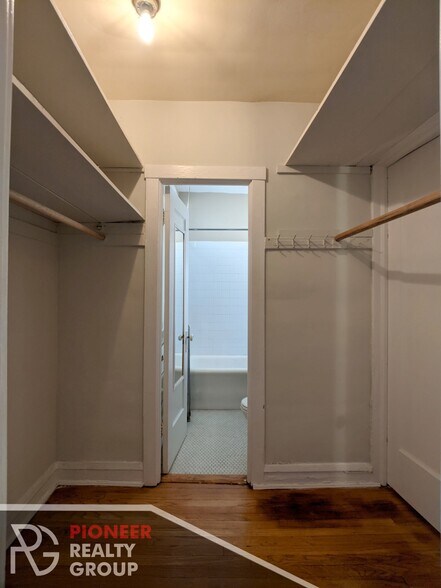 Building Photo - 2122 W Ainslie St