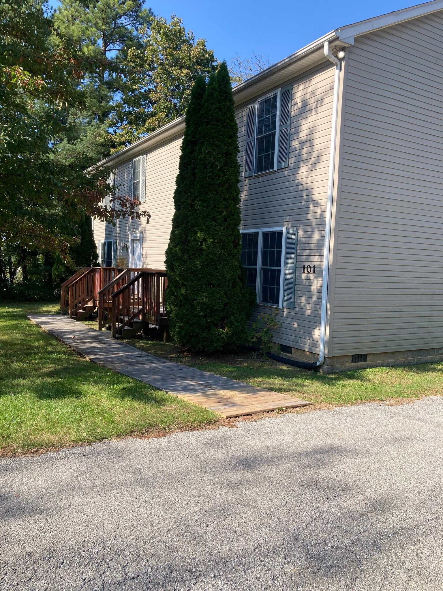 Building Photo - 103-2 Country Club Dr SE