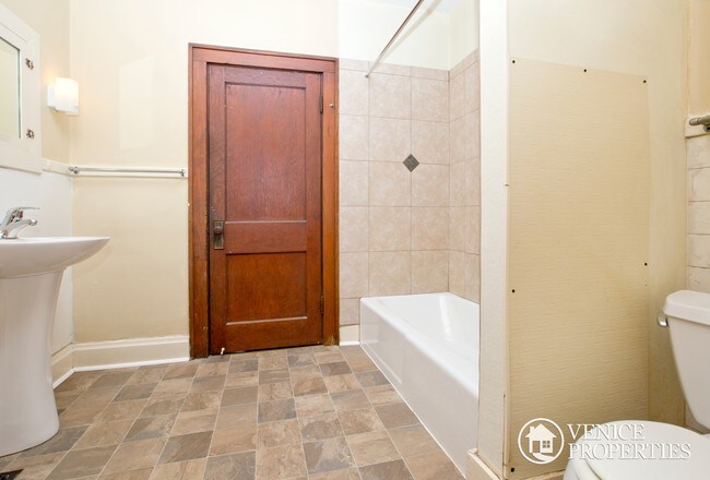 Building Photo - 103 W Norwich Ave