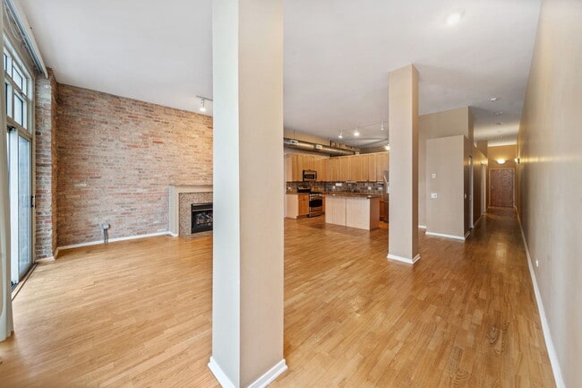 Building Photo - 1631 S Michigan Ave