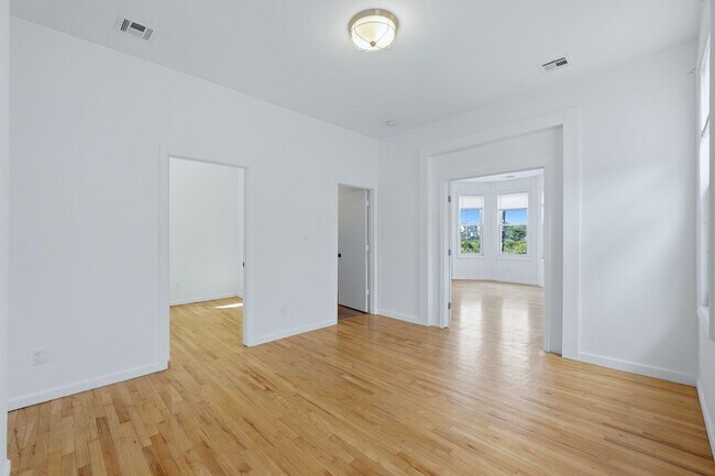 Building Photo - 211 20th St