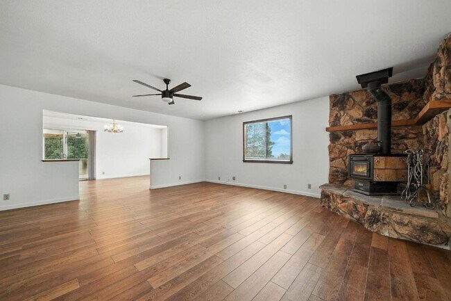 Building Photo - Large 2 Bedroom Home