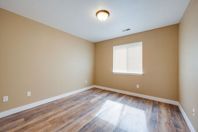 Building Photo - Charming Pullman Retreat with Space to Live and Entertain