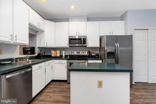 Building Photo - 8415 Gold Sunset Way