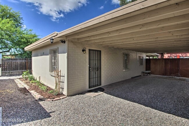 Building Photo - 2761 N Dodge Blvd