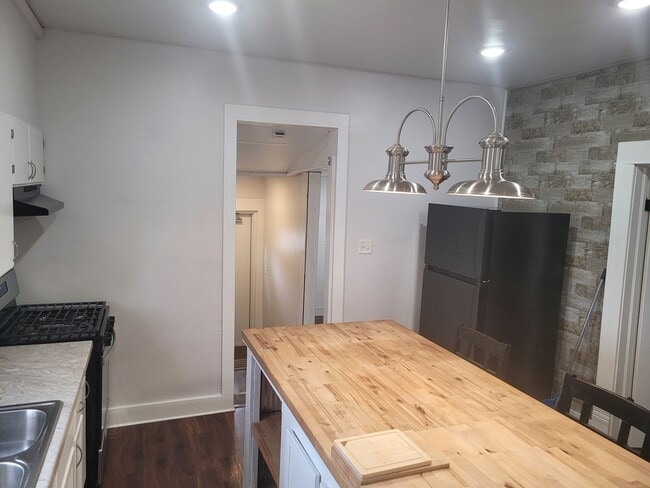 Building Photo - Newly Remodeled 2 Bed 1 Bath House