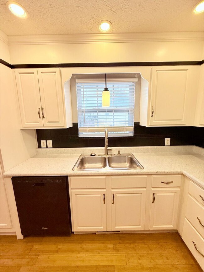 Building Photo - Bent Tree Subdivision - 4 BR - 2 Living Areas - 3 Car