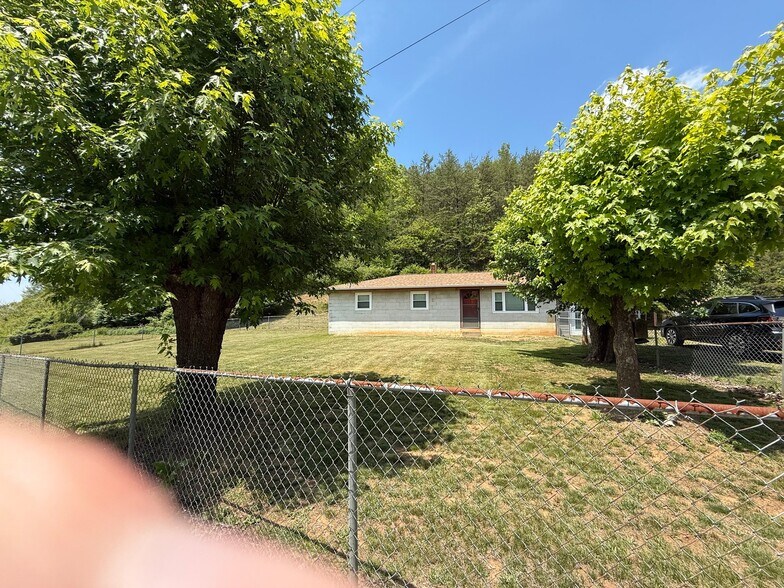 Building Photo - 1201 Holcombe Branch Rd