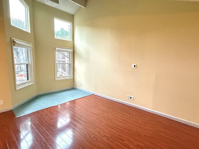 Building Photo - $3490 -- Beautifully Upgraded 3BR Townhome in Northgate