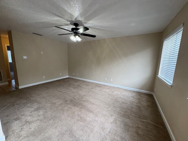 Building Photo - Move in ready 1/1 apartment