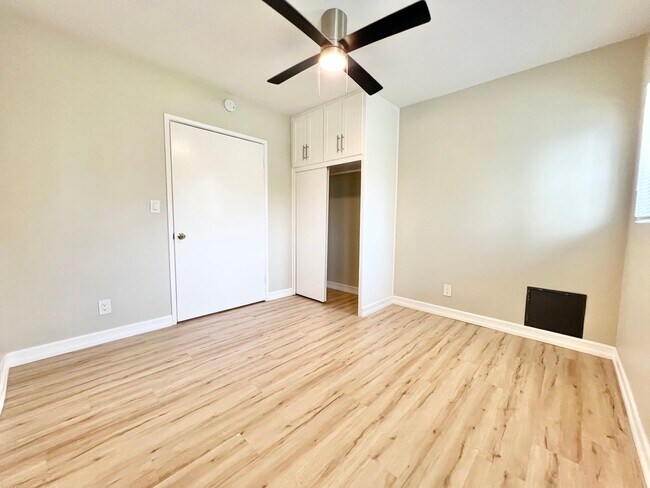 Building Photo - Top-Floor Urban Retreat in the Heart of Do...