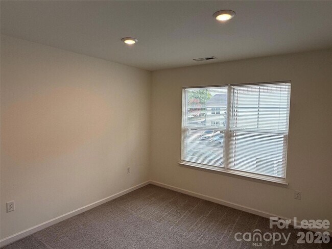 Building Photo - 2029 Oakdale Rd