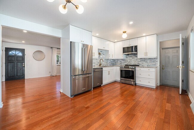 Building Photo - Charming Home w/Updated Kitchen and Yard B...