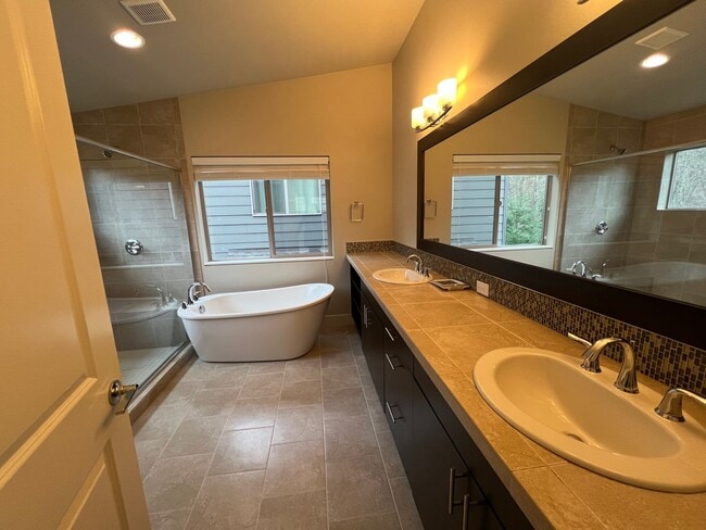 Building Photo - Newcastle Home