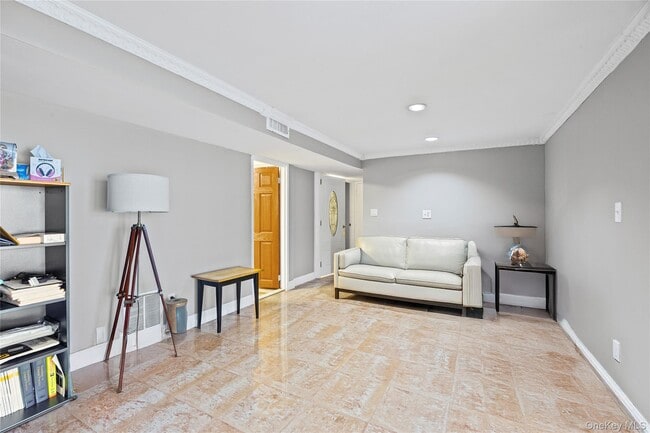 Building Photo - 18 South Dr