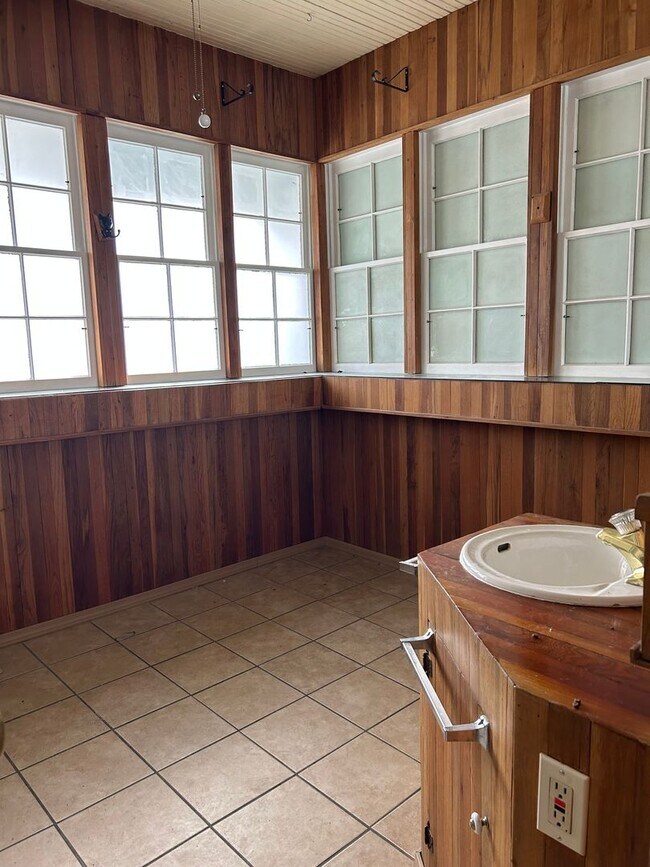 Building Photo - 1-Bedroom, 1 bath in Quiet 4-Plex near Ivywild