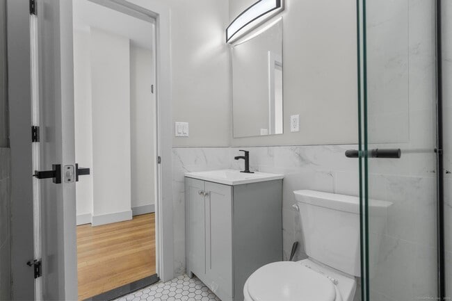 Building Photo - 111 Bank St