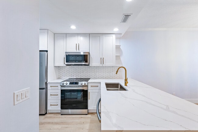 Building Photo - 130 Day Lily Dr