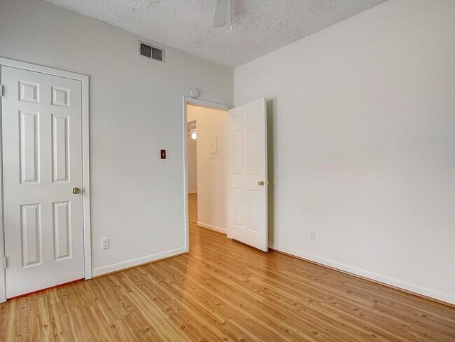 Building Photo - 711 W 21st St