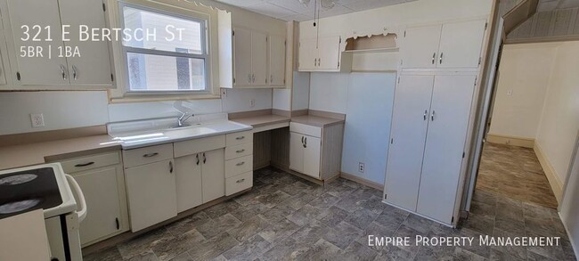 Building Photo - 5 Bedroom / 1.5 Bath Home in Lansford!