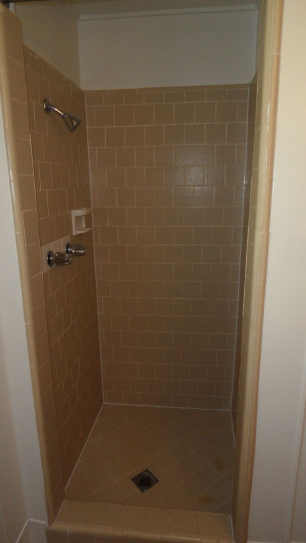 Building Photo - Spacious 6 Bedroom, 3 Bathroom, Single Fam...