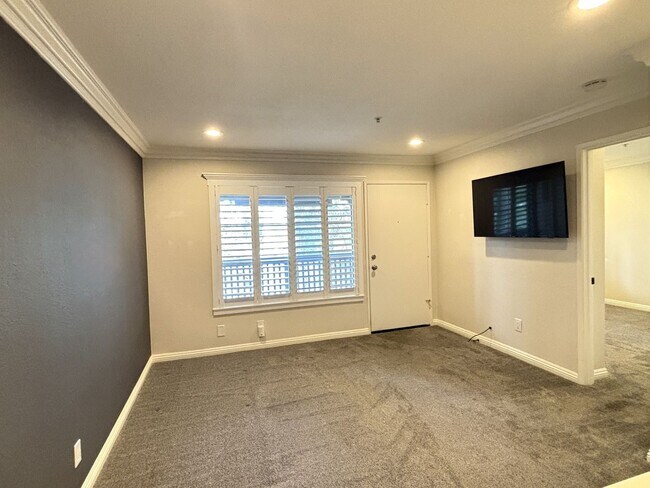 Building Photo - Stylish Upstairs Condo Next to Peter's Canyon