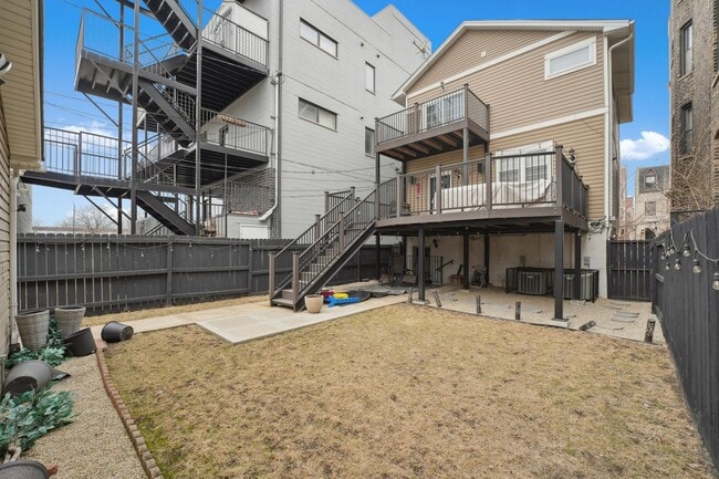 Building Photo - 1635 W Warren Blvd