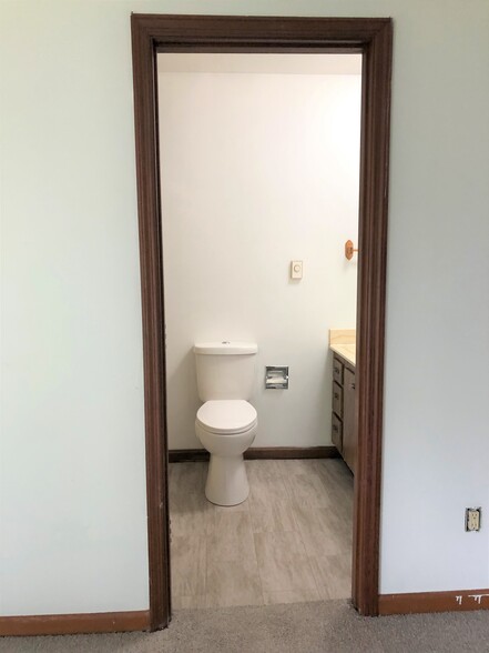 Bathroom - 906 N West St