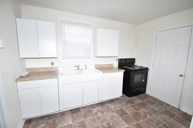 Building Photo - 3 Bedroom Home For Rent Near APSU!
