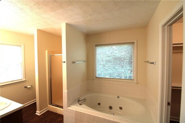 Building Photo - 2320 Ridgedale Dr SW