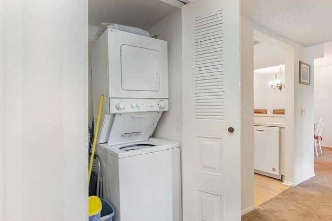 Building Photo - Furnished Seasonal Condo