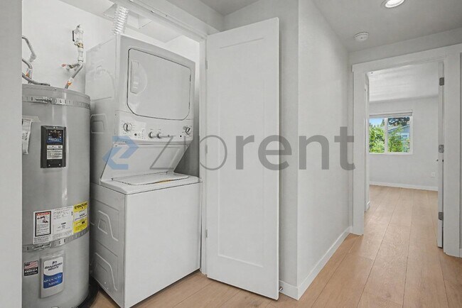 Building Photo - 4323 Arnold St NE