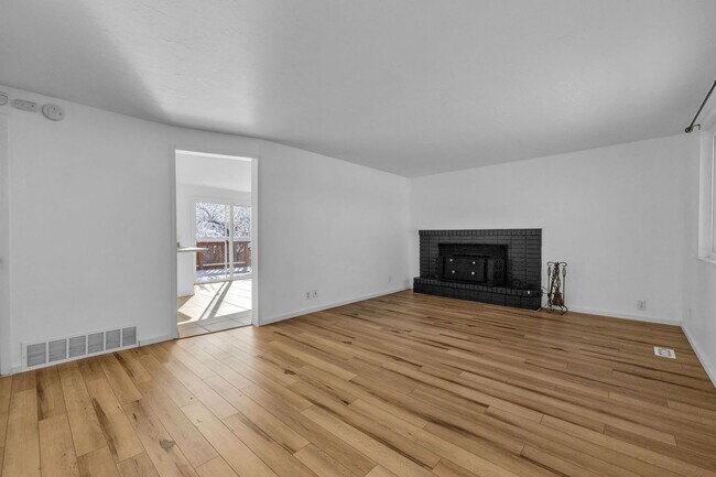 Building Photo - 5 Bedroom 3 Bathroom Home in Sandy!