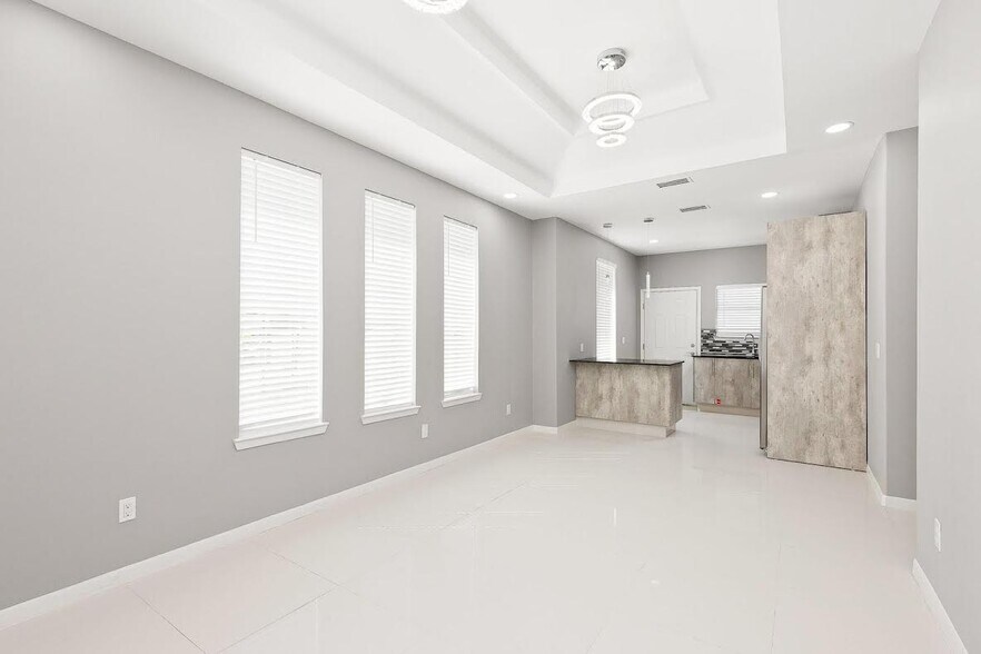 Building Photo - 701 Cathedral Hl