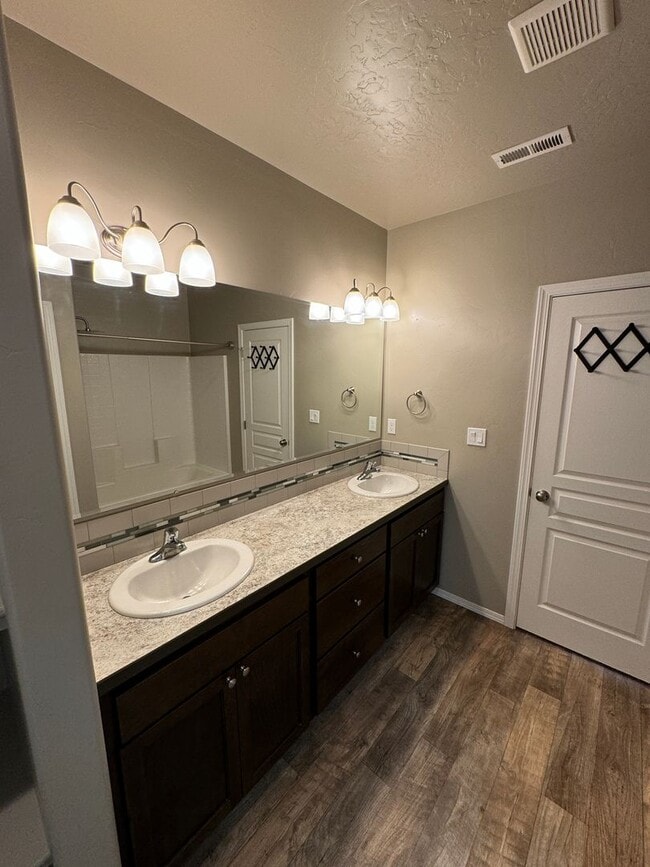 Building Photo - Charming 3-bedroom, 2-bathroom home locate...