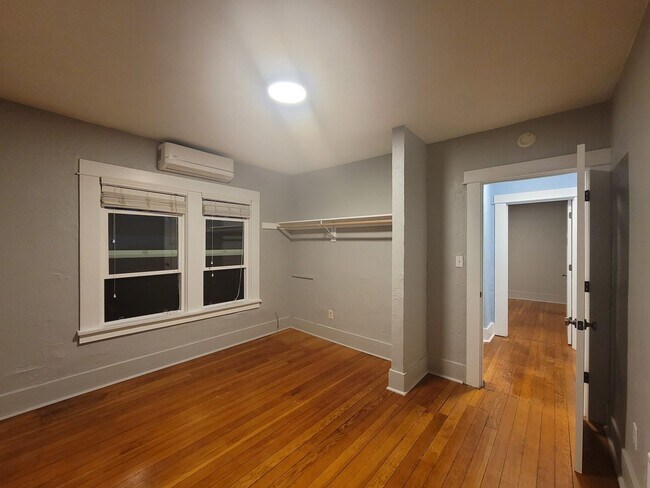 Building Photo - Charming 2 bed 1 bath
