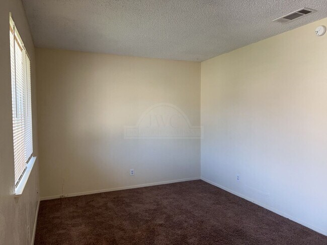 Building Photo - 2207 Cascade Dr