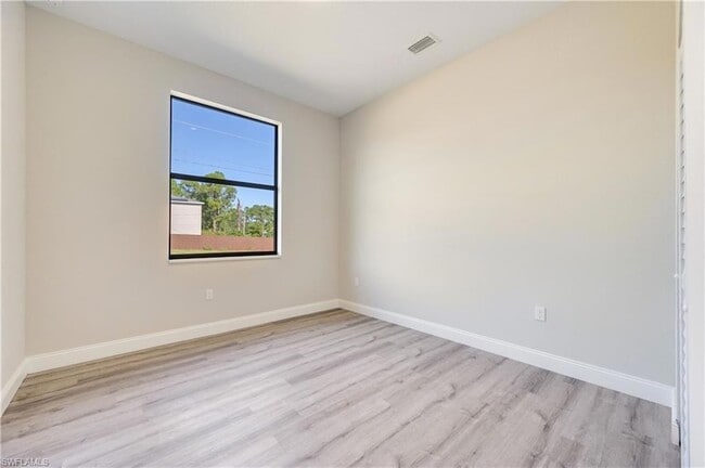 Building Photo - 1132 Cummings St E