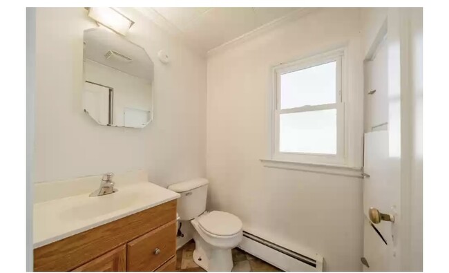 bathroom - 1923 N Clark St